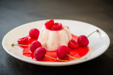 Tatlı jöle çilek ile