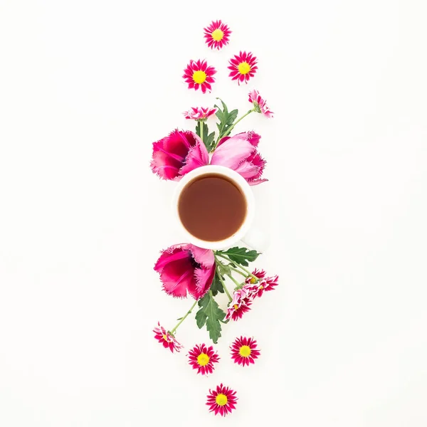 Flores rosadas y taza de té — Foto de Stock