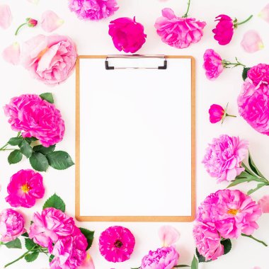 pembe çiçekler ve not defteri 