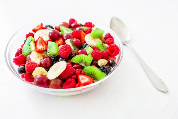 Bir kase sağlıklı taze meyve salatası 