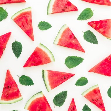 beyaz üzerine taze karpuz parçaları