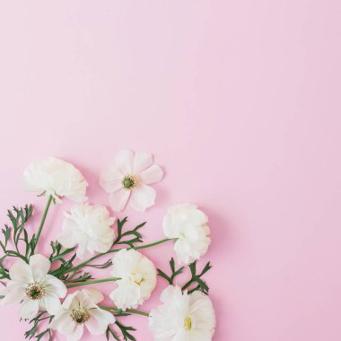 Beyaz çiçek çiçek desenli 