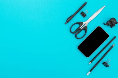 Erkek aksesuarları ile çalışma alanı