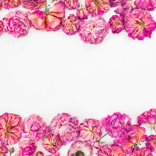 Pembe güller ve yaprakları