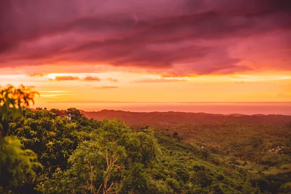 Zachód słońca w tropikalnej wyspie — Zdjęcie stockowe