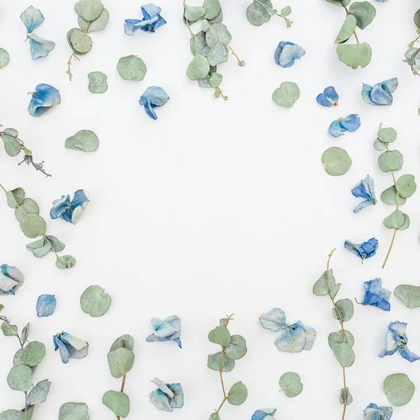 Mavi çiçek çiçek desenli