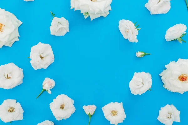 Rosas blancas, arreglo de flores — Foto de Stock