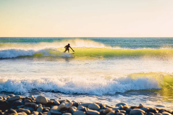 Mükemmel okyanus dalgası üzerinde sürme sörfçü — Stok fotoğraf