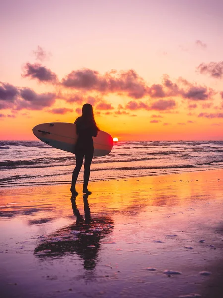 Frau mit Surfbrett — Stockfoto