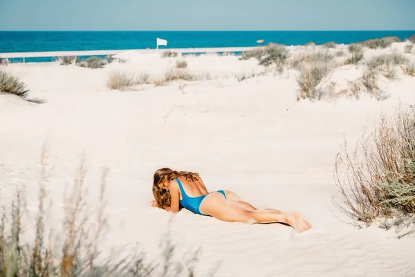 Ragazza rilassante su una spiaggia — Foto Stock