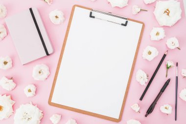 Pano ile beyaz gül çiçek