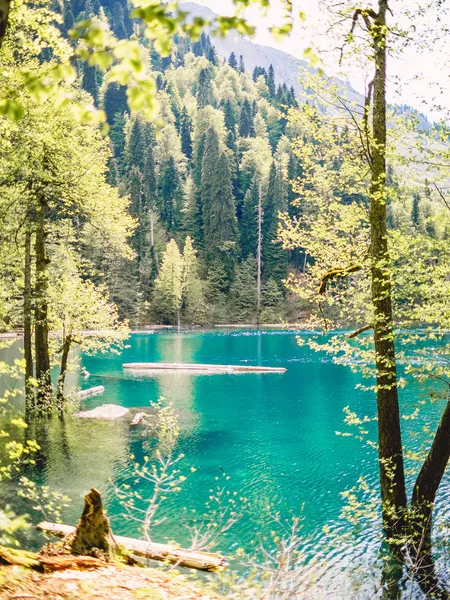 Lago de montanha azul cristal — Fotografia de Stock