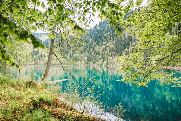 Lago de montaña azul cristalino — Foto de Stock