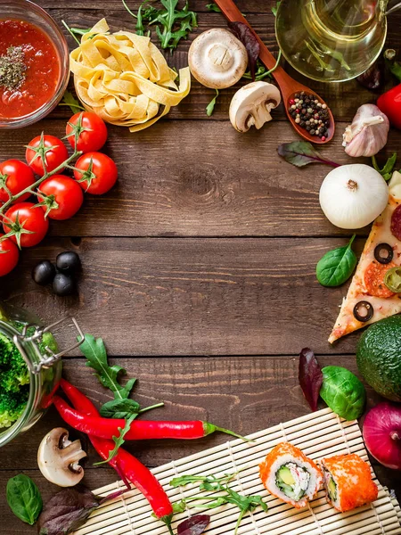 Légumes, pizza, rouleaux de sushi — Photo