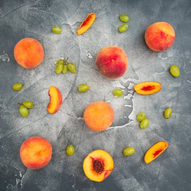 taze şeftali ve üzüm. 