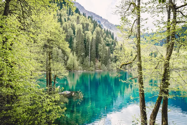 Lago de montaña azul — Foto de Stock