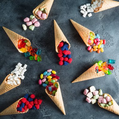 renkli parlak çeşitli şekerler