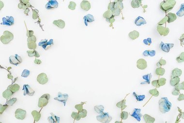 Mavi çiçek çiçek desenli