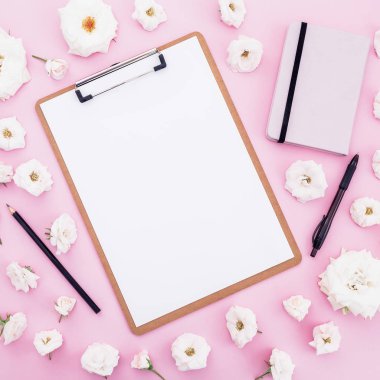 Pano ile beyaz gül çiçek