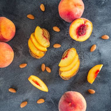 taze şeftali ve badem.