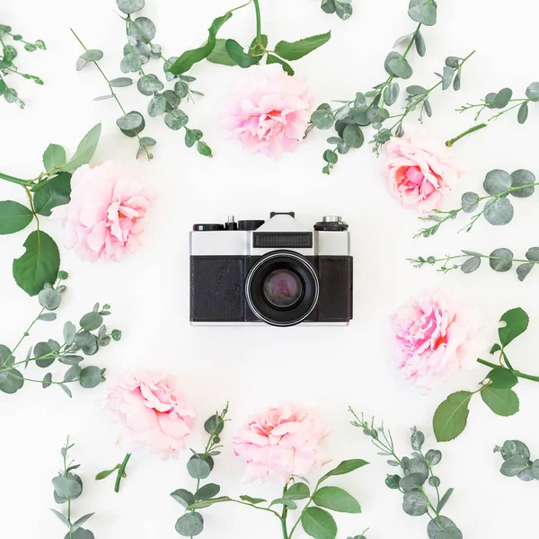 çiçekler ve retro kamera