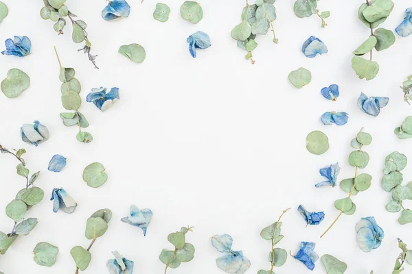 Mavi çiçek çiçek desenli