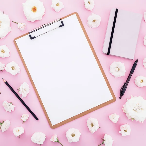 Pano ile beyaz gül çiçek