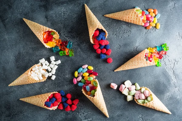 renkli parlak çeşitli şekerler