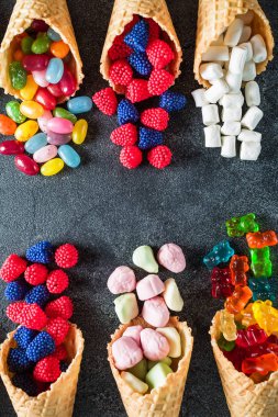 renkli parlak çeşitli şekerler