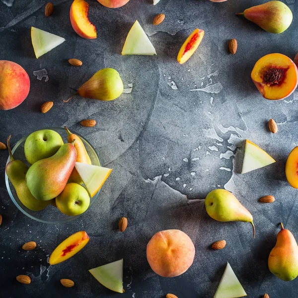 taze şeftali ve armut. 