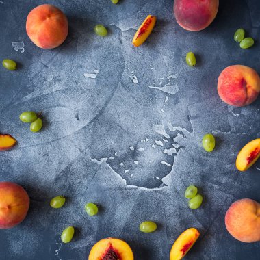 taze şeftali ve üzüm.