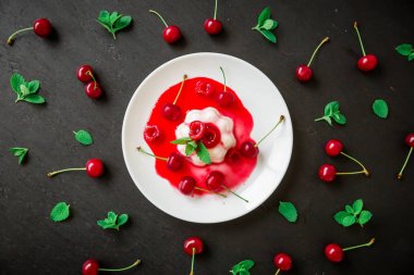 Tatlı jöle çilek ile