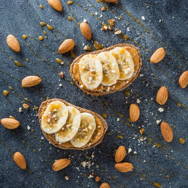 Tost fıstık ezmesi, muz 