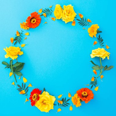 Sarı ve kırmızı çiçekler 