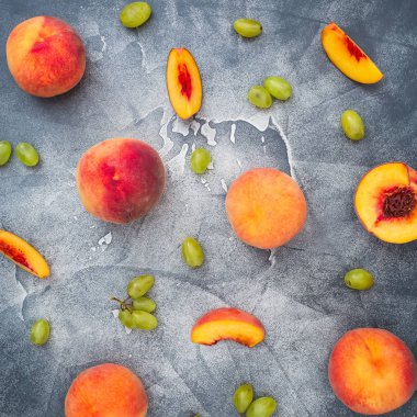 taze şeftali ve üzüm.