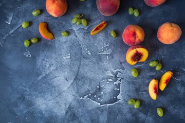 taze şeftali ve üzüm.