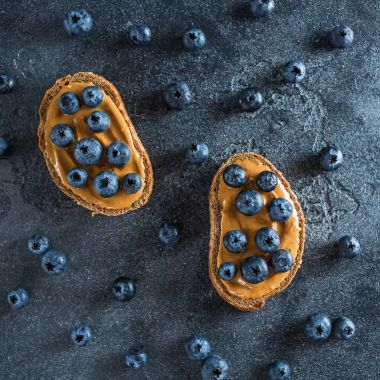 Fıstık ezmesi ile Tost, yaban mersini