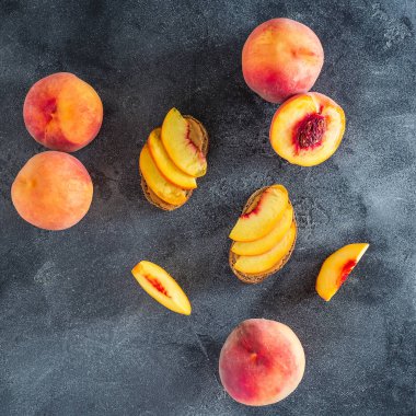 taze şeftali ve badem.