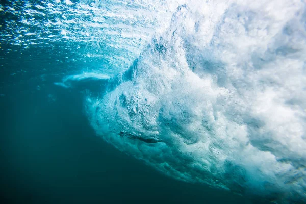 Bubblor under vattnet i havet — Stockfoto