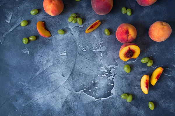 taze şeftali ve üzüm.