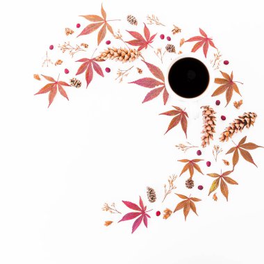 Sonbahar yaprakları ile kahve kupa 