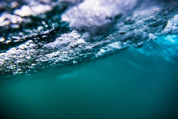 Podwodne pęcherzyki w morzu — Zdjęcie stockowe