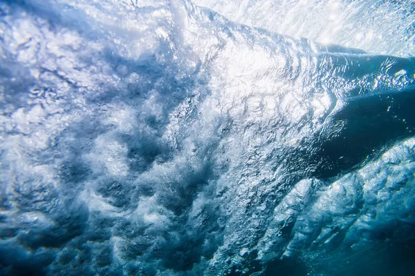 Пузыри под водой в море — стоковое фото