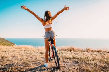 Bisiklet rahatlatıcı ile kadın