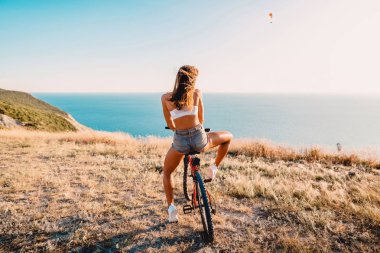 Bisiklet rahatlatıcı ile kadın