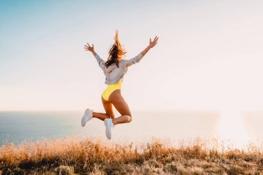 Mutlu Kadın Sıçrıyor 