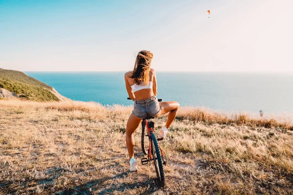 Bisiklet rahatlatıcı ile kadın