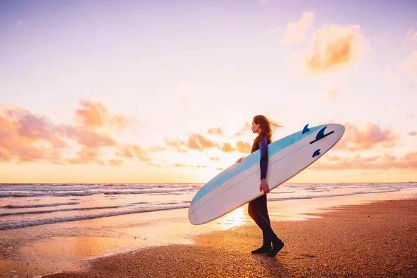 サーフィン ボードを持つ女性 — ストック写真