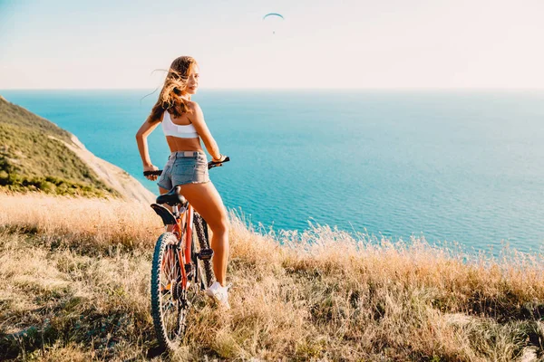 女人与自行车放松 — 图库照片
