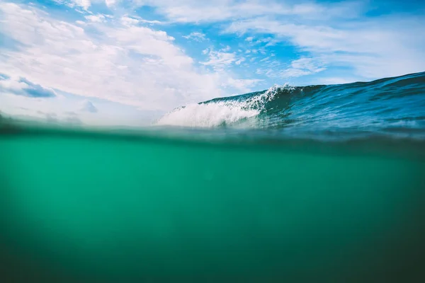 大きな海の波のしぶき — ストック写真